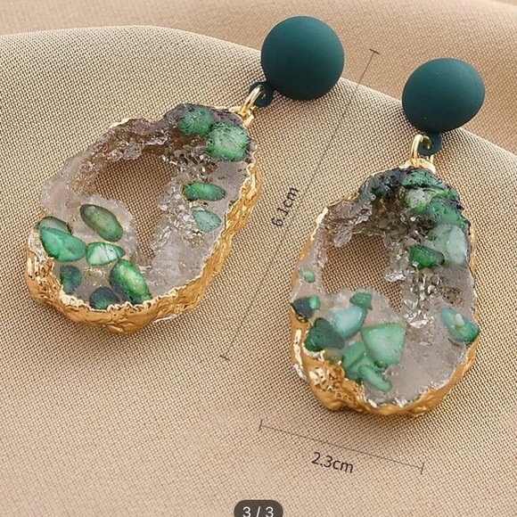 NWT green & clear resin drop earrings - Picture 2 of 4